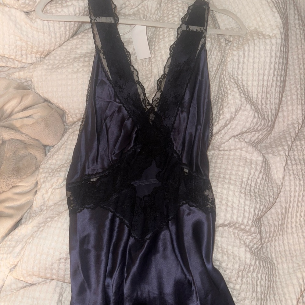Stunning Sir. The label Aries dress in navy.
100% silk
Size 4 US 10
NWT - Picture 15 of 17